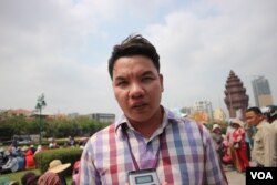 លោក សុខ ជា កម្មករ​ប្រាប់ VOA ខណៈ​កំពុង​ឈរ​តវ៉ា​ជាមួយ​កម្មករ​កម្មការិនី​រាប់រយ​នាក់ផ្សេងទៀត​ ​នៅខាងមុខ​គេហដ្ឋាន​របស់​លោក​នាយក​រដ្ឋ​មន្ត្រី ហ៊ុន សែន ទាមទារ​ឲ្យរោងចក្រ​ទទួល​យក​កម្មករ​ជាង​១ពាន់​នាក់​ចូល​ធ្វើការ​វិញ នៅ​ថ្ងៃទី​១៨ ខែមីនា ឆ្នាំ​២០១៩។ (កាន់ ​វិច្ឆិកា/VOA)