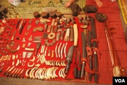 老挝琅勃拉邦的夜市上很容易买到象牙制品。（美国之音朱诺拍摄，2018年2月14日）