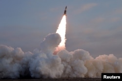 북한이 전술유도탄 검수사격시험을 진행했다며 지난달 17일 관영매체를 통해 공개한 장면. (자료사진)