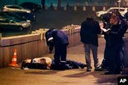 Ruski policajci pored tela ubijenog Boris Njemtsova