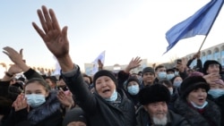 Sadir Japarovning tarafdorlari uning g'alabasini nishonlash uchun Bishkekda shahar markaziga to'plandi. 11-yanvar, 2020.