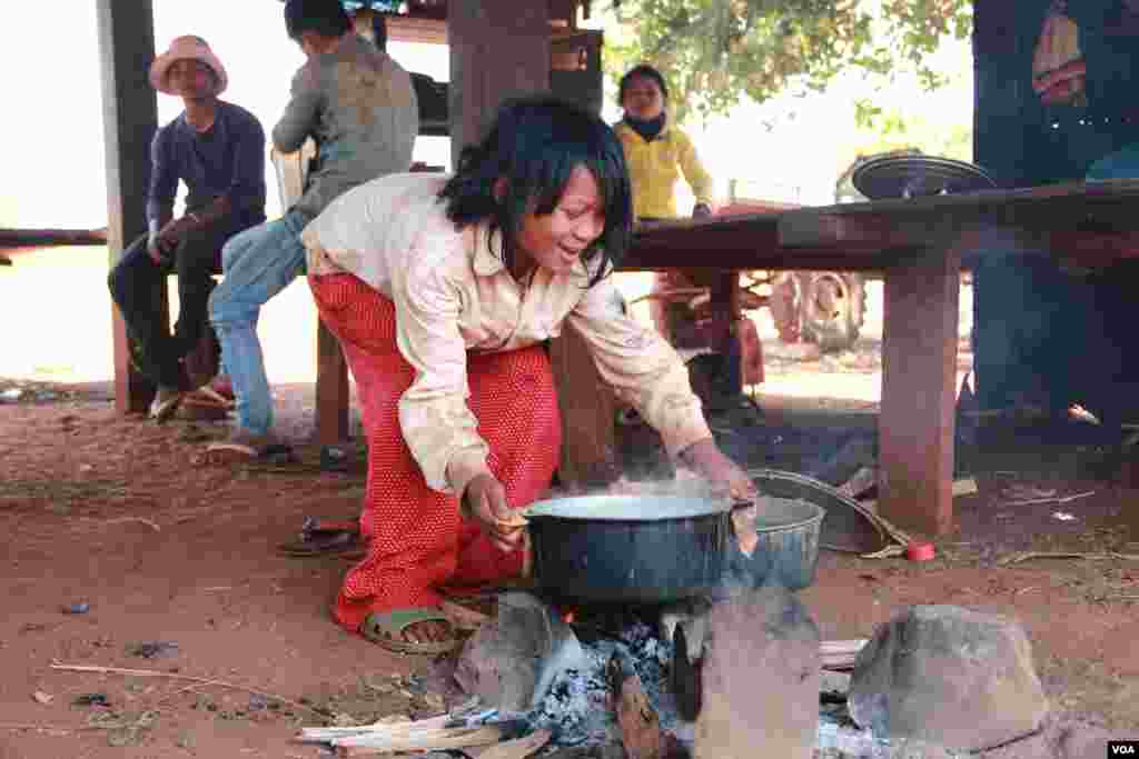 កុមារ​ជន​ជាតិ​ព្នង​នៅ​ភូមិ​​ភូមិ​ក្រង់​តេះ​​ ជា​ភូមិ​ដាច់​ស្រយាល​មួយ​ក្នុង​ស្រុក​ពេជ្រាដា​ ដែល​ស្ថិត​នៅ​ក្បែរ​តំបន់​ព្រៃ​ការពារ​​ ខេត្តមណ្ឌល​គិរី​ កាល​ពី​ថ្ងៃ​ទី​១០ ខែ​មីនា ឆ្នាំ​២០១៥។