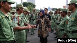 Walikota Surabaya, Tri Rismaharini berdialog dengan Satuan Perlindungan Masyarakat (Linmas) Kota Surabaya yang bertugas untuk pengamanan wilayah warga (Foto: VOA/Petrus)