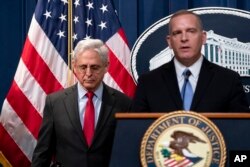 پل اباته، معاون مدیر پلیس فدرال آمریکا «اف‌بی‌آی» (راست) و مریک گارلند، دادستان کل ایالات متحده