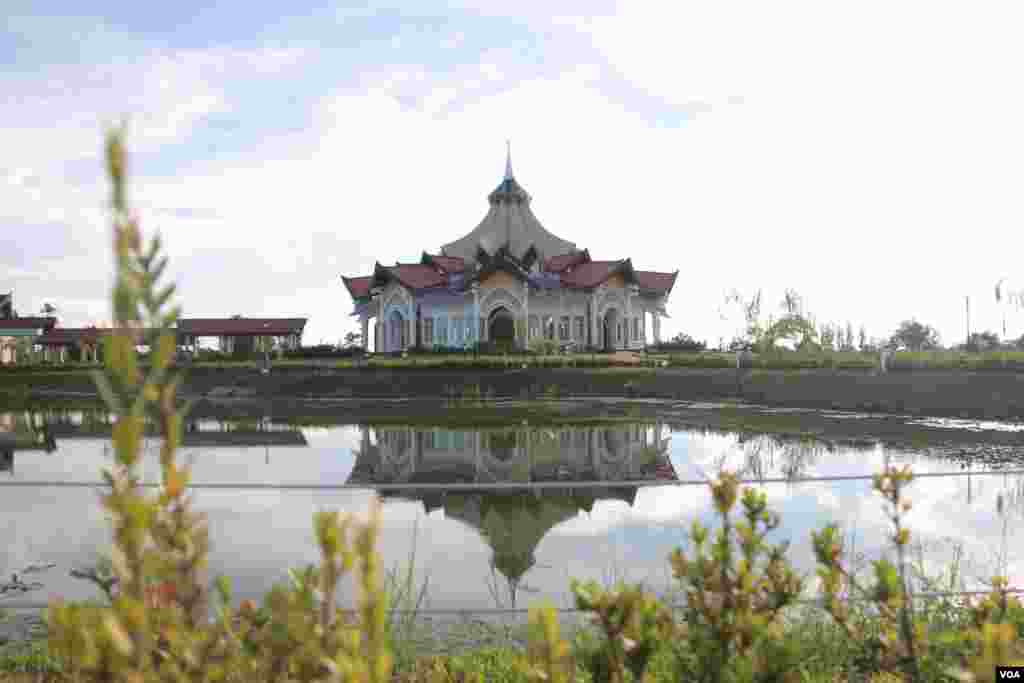 A fan shape pond sits directly in front of the nine-sided Baha&rsquo;i temple, representing the nine great world religions in unity. The temple is built with a style that is supposed to keep with the community, way of life and natural environment of Battambang. (Rithy Odom/VOA)
