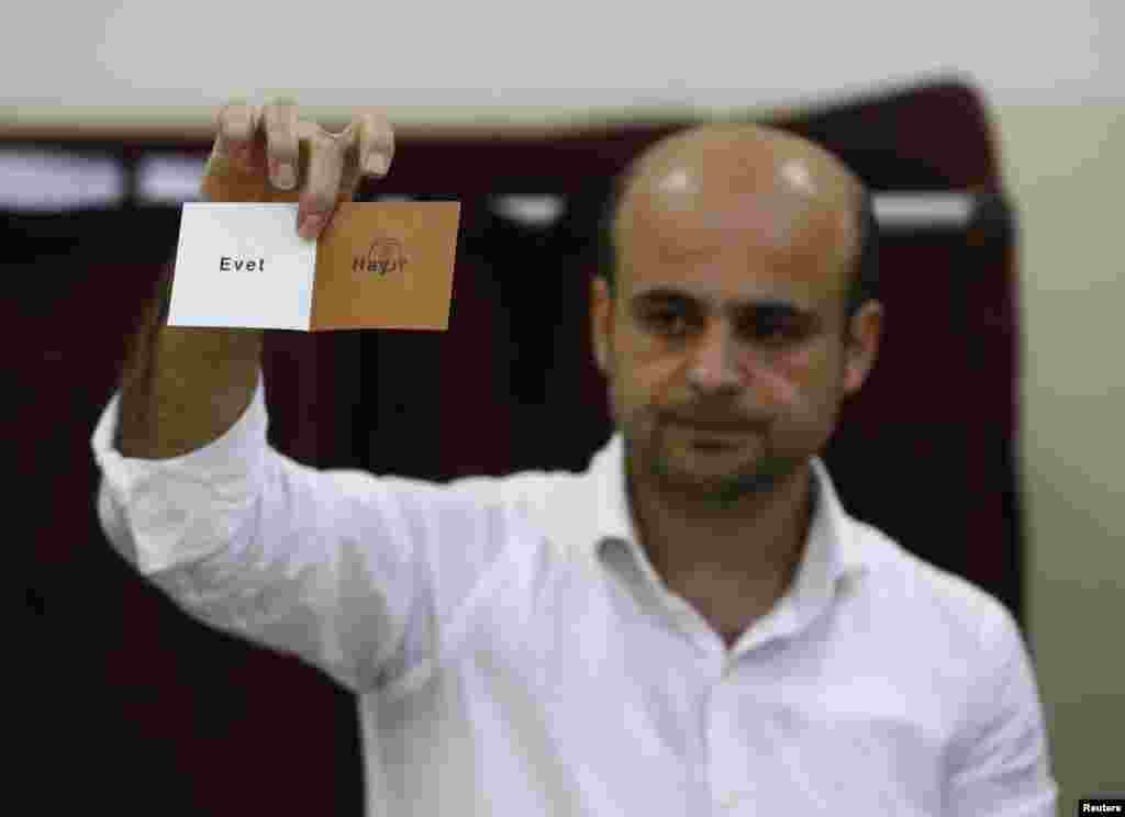 Wani da ga cikin masu kada kuri&#39;ar raba gardama a babban birnin Istambul.