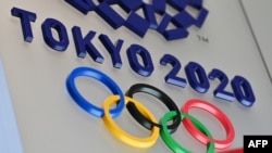 Ilustrasi - Logo Olimpiade Tokyo 2020 di Tokyo, Jepang, 15 Maret 2020. (CHARLY TRIBALLEAU / AFP)
