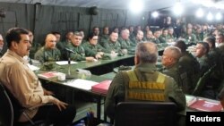 Presiden Venezuela Nicolas Maduro berbicara dengan para komandan militer di Caracas, Senin (3/6). 