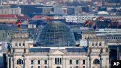 በጀርመን ምርጫ ዋዜማ፣ የአውሮፓ እና የጀርመን ባንዲራዎች የጀርመን ፓርላማ መቀመጫ በሆነው ሬክስታግ ህንፃ ላይ ሲውለበለቡ ይታያሉ - የካቲት 25፣ 2025