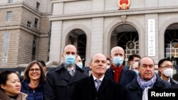 多国外交官2021年3月22日来到庭审加拿大前外交官康明凯Michael Kovrig的北京法院外展示团结（路透社）