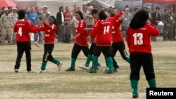 Timnas sepak bola putri Afghanistan merayakan kemenangan dalam laga persahabatan antara timnas Afghanistan dengan timnas putri dari Pasukan Keamanan Internasional pimpinan NATO di Kabul, 29 Oktober 2010.