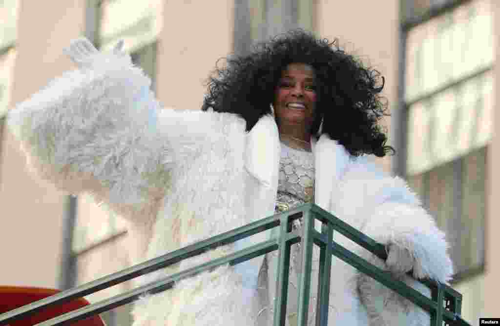 Singer Diana Ross waves to the crowd during the Macy&#39;s Thanksgiving Day Parade in Manhattan, New York, Nov. 22, 2018.