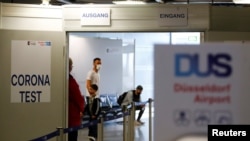 Wisatawan berbaris di Pusat Tes Corona baru di Bandara Dusseldorf di Dusseldorf, Jerman, 27 Juli 2020. (Foto: Reuters)