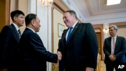 마이크 폼페오(가운데) 미 국무장관이 6일 평양 백화원 초대소에서 김영철 북한 노동당 부위원장 겸 통일전선부장과 악수하고 있다. 오른쪽은 앤드루 김 미 중앙정보국(CIA) 코리아임무센터장.
