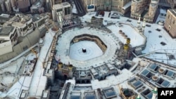 TOPSHOT - An aerial view shows the Grand Mosque, deserted on the first day of the Muslim fasting month of Ramadan, in the Saudi holy city of Mecca, on April 24, 2020, during the novel coronavirus pandemic crisis.
