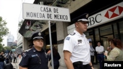 Policajci tokom bezbednosne operacije nakon pljačke zlatnih novčiča u vrednoti od 2,5 miliona dolara, u Meksiko Sitiju, 6. avgusta 2019.