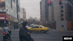 این روزها بسیاری از شهروندان تهران با ماسک در شهر تردد می‌کنند.