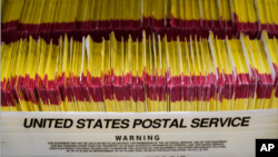 សន្លឹកឆ្នោត​​បោះ​រួច​ដែល​ត្រូវ​គេ​ផ្ញើ​តាម​ប្រៃសណីយ៍​​ត្រូវ​គេ​បង្ហាញ​នៅ​មជ្ឈមណ្ឌល​គ្រប់គ្រង​ការ​បោះឆ្នោត​នៃ​ស្រុក Salt Lake រដ្ឋ Utah កាល​ពី​ថ្ងៃ​ទី​២១ ខែ​តុលា ឆ្នាំ​២០២០។