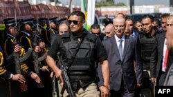 Le Premier ministre palestinien Rami Hamdallah (2ème à droite) entouré de ses gardes du corps à son arrivée à Gaza, le 13 mars 2018