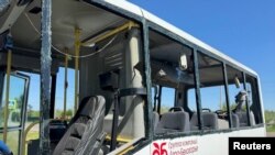 ภาพรถบัสในเขตเบลโกรอดที่เจ้าหน้าที่ท้องถิ่นกล่าวว่าได้รับความเสียหายจากการโจมตีด้วยโดรนของยูเครน