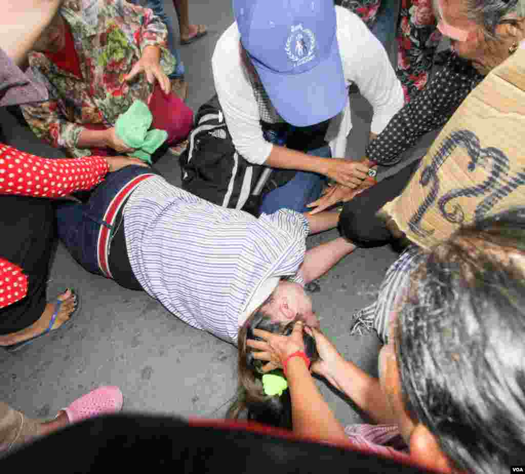 សកម្មជនសហគមន៍​បឹងកក់ដួលសន្លប់ ​ខណៈពេល​ដែល​តវ៉ាទាមទារ​ឲ្យដោះលែង​អ្នកស្រី​បូវ​ សោភា​ ​នៅ​មុខ​សាលាដំបូង​រាជធានី​ភ្នំពេញ ក្រោយ​ពេល​សាកសួរ​ដោយសាលាដំបូង​រាជធានី​ភ្នំពេញនៅ​ថ្ងៃ​ពុធ ទី​១៧ ខែ​សីហា ឆ្នាំ​២០១៦។​ អ្នកតំណាងសហគមន៍​​បឹងកក់​ចំនួន​ពីរ​រូប​ត្រូវចាប់ខ្លួន ​ខណៈពេល​ធ្វើយុទ្ធនាការ​&laquo;​ថ្ងៃ​ច័ន្ទ​ពណ៌ខ្មៅ&raquo; កាលពី​ថ្ងៃ​ច័ន្ទ ទី​១៥&nbsp;ខែ​សីហាកន្លងទៅ​នេះ។ (ឡេង ឡែន/VOA)