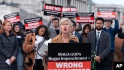 Članica Predstavničkog doma Debora Ros govori na konferenciji za novinare o istrazi o opozivu predsednika Bajdena, 13. decembra 2023.