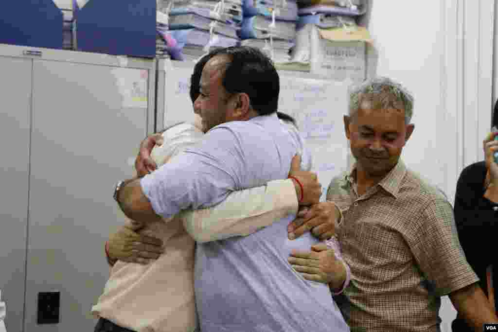 លោក អំ សំអាត ឱប​ស្វាមគមន៍​លោក ណៃ វង់ដា មន្ត្រីសិទ្ធិមនុស្ស​នៃ​អង្គការ​អាដហុក ដែល​ត្រូវបាន​ដោះលែង​នៅ​ក្រៅ​ឃុំ​ នៅ​ការិយាល័យ​អង្គការ​អាដហុក នៅ​រាត្រី​ថ្ងៃព្រហស្បតិ៍ ទី២៩ ខែមិថុនា ឆ្នាំ២០១៧។ (ខាន់ សុគុំមនោ/VOA)