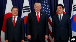 Presiden AS Donald Trump siap menjadi penengah sengketa antara Presiden Korea Selatan Moon Jae-in (kiri) dan PM Jepang Shinzo Abe (kanan) (foto: ilustrasi).
