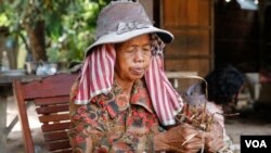 អតីតខ្មែរក្រហម លោកស្រី ផាត់ រុន អាយុ៦៥ឆ្នាំ រស់នៅ​ក្នុងភូមិកណ្តាលក្រោម ឃុំអន្លង់វែង ស្រុកអន្លងវែង ខេត្តឧត្តរមានជ័យ ចងស្លឹកព្រាល យកទៅ​ធ្វើជន្លុះ។ (ស៊ុន ណារិន/VOA)