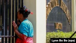 សាច់ញាតិ​អ្នក​ទោស​នយោបាយ​កំពុង​សម្លឹង​មើល​តាម​របង​គុក​នៅ​ខាង​មុខ​ពន្ធនាគារ Insein ក្នុង​ក្រុង​ Yangon ក្រោយ​ពេល​ដែល​មាន​របាយ​ការណ៍​ថា អ្នក​ទោស​សរុប​៤០០០នាក់​ រួម​ទាំង​អ្នក​ទោស​នយោបាយ​ផង នឹង​ត្រូវ​ដោះ​ដែលង (៨មេសា ឆ្នាំ២០១៦)។