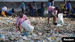 Para relawan membersihkan sampah-sampah yang berserakan di sepanjang pantai Manila, Filipina, 22 September 2018. (Foto: dok).