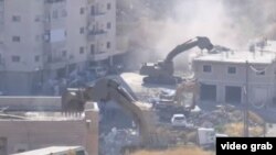 Para pekerja Israel mulai merobohkan puluhan rumah milik warga palstina di Yerusalem timur. (Photo: Videograb/AP).