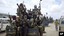 소말리아 모가디슈 북부에서 알샤바브 조직원들이 군사 행진을 하고 있다. (자료사진)