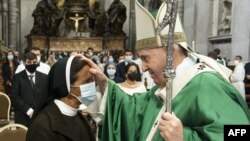 This handout picture taken and released on October 10, 2021 by Vatican Media shows Pope Francis (R) greeting nun Gloria Cecilia Narvaez at the end of the mass in St Peter's Basilica in Vatican.