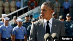Presiden Barack Obama memberikan pidato ketika mengunjungi kapal komando Angkatan Laut Filipina di pelabuhan Manila, Filipina, Selasa (17/11).