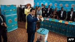 Le président Paul Biya vote à Yaoundé, le 7 octobre 2018.