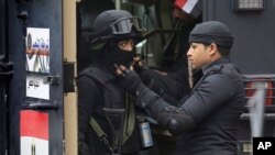 Polisi Mesir melakukan penjagaan di Lapangan Tahrir di Kairo (foto: dok). Polisi Mesir di bawah Presiden Abdel-Fattah el-Sissi, bertindak nyaris tanpa ampun. 