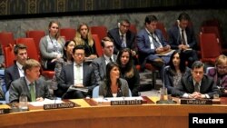 지난 8월 북한의 탄도미사일 발사에 대응해 열린 안보리 긴급 회의에서 니키 헤일리 미국 대사(가운데)가 발언하고 있다.