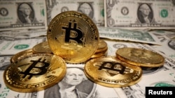 虚拟货币比特币与美元钞票。