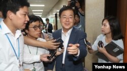 정의용 한국 국가안보실장이 3일 더불어민주당 우원식 원내대표와 면담을 마친 뒤 원내대표실을 나서며 기자들의 질문을 받고 있다.