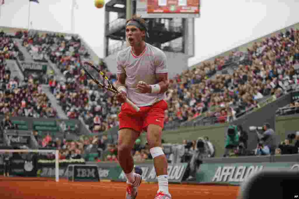 Petenis Spanyol Rafael Nadal mengepalkan tangannya setelah mencetak poin melawan petenis Slovakia Martin Klizan dalam pertandingan putaran kedua di turnamen tenis Perancis terbuka, di Stadion Roland Garros di Paris. Nadal menang dalam empat set 4-6, 6-3, 6-3, 6-3.