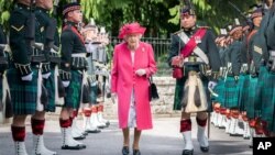 엘리자베스 2세 영국 여왕이 의장대를 사열하고 있다.