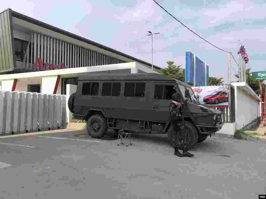 កម្លាំង​សមត្ថកិច្ច​ចម្រុះ ដែល​មាន​ក្រុម​កងរាជ​អាវុធ​ហត្ថ និងកង​កម្លាំង​ទាហា​ន​ជាច្រើន​រយ​នាក់​ប្រដាប់​ដោយ​អាវុធ​ ល្បាត​នៅ​​ខាងមុខ អាកាសយានដ្ឋាន​អន្តរជាតិ​ភ្នំពេញ​រង់ចាំ​ការ​វិល​ត្រឡប់​របស់​លោក សម រង្ស៊ីមេដឹក​នាំ​ក្រុម​ជំទាស់​​នា​ថ្ងៃសៅរ៍ ទី​០៩ វិច្ឆិកា ឆ្