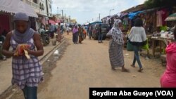 Le marché Hlm est l'endroit le plus prisé pour les achats de la Tabaski, à Dakar, le 27 août 2017. (VOA/Seydina Aba Gueye)