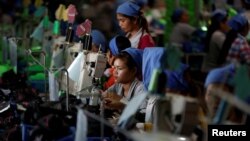 រូបឯកសារ៖ កម្មករ​កំពុង​ដេរ​ស្បែក​ជើង​ក្នុង​រោងចក្រ​ស្បែក​ជើង​មួយ​របស់​ក្រុមហ៊ុន​តៃវ៉ាន់ ក្នុង​ខេត្ត​កំពង់ស្ពឺ ថ្ងៃ​ទី៤ ខែកក្កដា ឆ្នាំ​២០១៨។