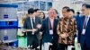 Presiden Joko Widodo didamping Kepala Eksekutif Hyundai Motor Group Chung Eui-sun (tengah) meninjau pabrik baterai dan kendaraan listrik PT Hyundai LG Indonesia-Green Power di Karawang, Jawa Barat, 3 Juli 2024. (Foto: Biro Setpres/AFP)