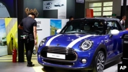 资料照片：2018年4月26日，在中国北京车展上展出的MINI Cooper Cabrio。（美联社照片）
