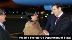 مارکو روبیو، وزیر خارجه ایالات متحده، هنگام ورود به کیتو اکوادور، از سوی گابریلا سومرفلد، وزیر امور خارجه اکوادور،‌مورد استقبال قرار گرفت (۱۲ شهریور ۱۴۰۴) 