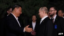 资料照片：中国国家主席习近平在北京拥抱俄罗斯总统普京。（2024年5月16日）