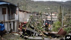 Tim penyelamat bergerak membereskan puing-puing bangunan di salah satu jalanan di Mayotte pada 16 Desember 2024, setelah pulau tersebut dihantam Topan Chido. (Foto: UIISC7/Securite Civile via AP)